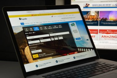 Milan, İtalya - 10 Ağustos 2017: Expedia Web sitesi ana. Bu 