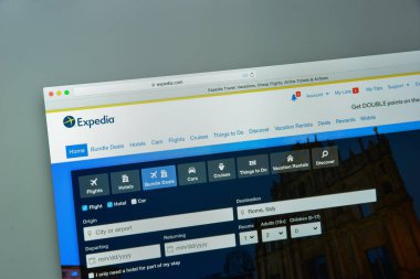 Milan, İtalya - 10 Ağustos 2017: Expedia Web sitesi ana. Bu 