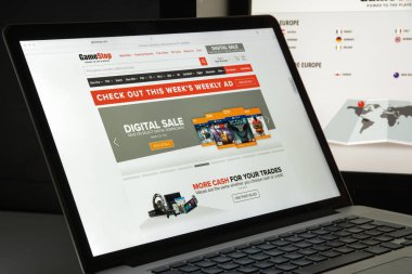 Milan, İtalya - 10 Ağustos 2017: Gamestop.com Web sitesi ana. Ben