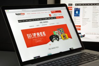 Milan, İtalya - 10 Ağustos 2017: Gamestop.com Web sitesi ana. Ben