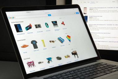 Milan, İtalya - 10 Ağustos 2017: Google.com Web sitesi ana alışveriş. Google logosu görünür.