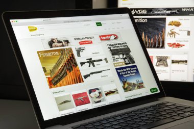Milan, İtalya - 10 Ağustos 2017: Gunbroker.com Web sitesi ana sayfa. 