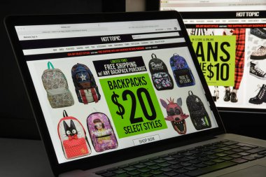 Milan, İtalya - 10 Ağustos 2017: Hottopic.com Web sitesi ana. Ben