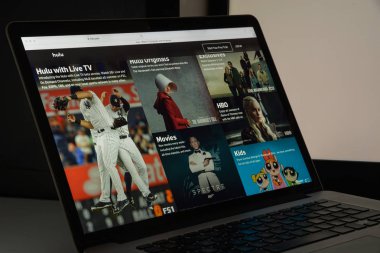 Milan, İtalya - 10 Ağustos 2017: YouTube web sitesi ana. Bu bir 