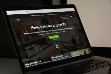 Milan, İtalya - 10 Ağustos 2017: YouTube web sitesi ana. Bu bir 