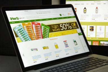 Milan, İtalya - 10 Ağustos 2017: Iherb.com Web sitesi ana. Bak