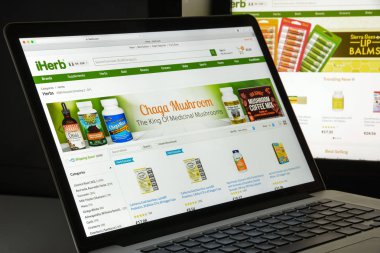 Milan, İtalya - 10 Ağustos 2017: Iherb.com Web sitesi ana. Bak