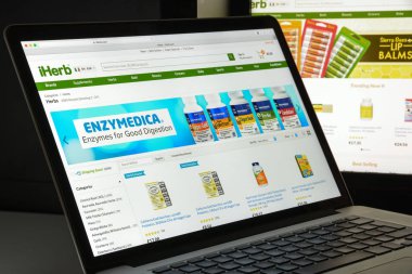 Milan, İtalya - 10 Ağustos 2017: Iherb.com Web sitesi ana. Bak