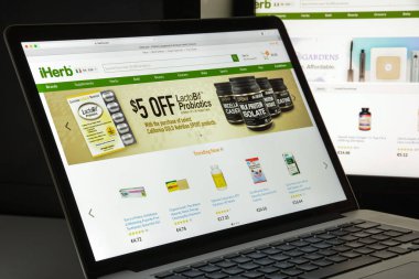 Milan, İtalya - 10 Ağustos 2017: Iherb.com Web sitesi ana. Bak