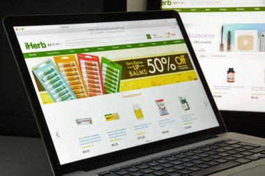 Milan, İtalya - 10 Ağustos 2017: Iherb.com Web sitesi ana. Bak