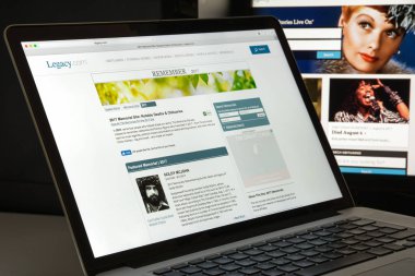 Milan, İtalya - 10 Ağustos 2017: Eski Web sitesi ana. Bu bir