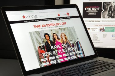Milan, İtalya - 10 Ağustos 2017: Macy's Web sitesi ana. Bir mağaza tarafından Macy's, Inc Macy's logosu görünür ait olduğunu.