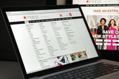 Milan, İtalya - 10 Ağustos 2017: Macy's Web sitesi ana. Bir mağaza tarafından Macy's, Inc Macy's logosu görünür ait olduğunu.
