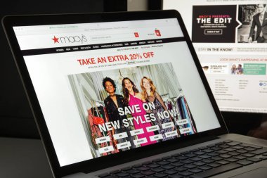 Milan, İtalya - 10 Ağustos 2017: Macy's Web sitesi ana. Bir mağaza tarafından Macy's, Inc Macy's logosu görünür ait olduğunu.