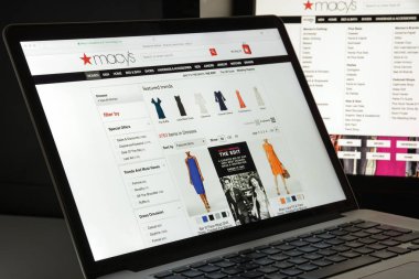 Milan, İtalya - 10 Ağustos 2017: Macy's Web sitesi ana. Bir mağaza tarafından Macy's, Inc Macy's logosu görünür ait olduğunu.