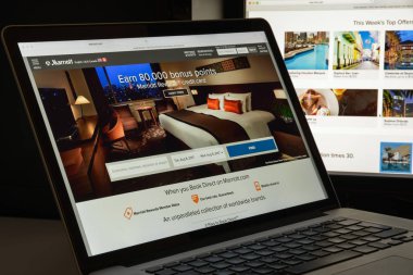 Milan, İtalya - 10 Ağustos 2017: Marriott Web sitesi ana. Otel geniş bir portföy franchises ve yöneten bir Amerikan çokuluslu çeşitlendirilmiş konukseverlik şirketidir. Marriott logosu görünür.