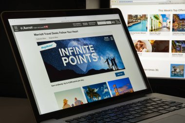 Milan, İtalya - 10 Ağustos 2017: Marriott Web sitesi ana. Otel geniş bir portföy franchises ve yöneten bir Amerikan çokuluslu çeşitlendirilmiş konukseverlik şirketidir. Marriott logosu görünür.