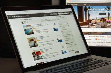 Milan, İtalya - 10 Ağustos 2017: Marriott Web sitesi ana. Otel geniş bir portföy franchises ve yöneten bir Amerikan çokuluslu çeşitlendirilmiş konukseverlik şirketidir. Marriott logosu görünür.