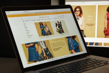 Milan, İtalya - 10 Ağustos 2017: Modcloth Web sitesi ana. Bu bir Amerikan online perakendeci indie ve vintage ilham Bayan giyim. Modcloth logosu görünür.