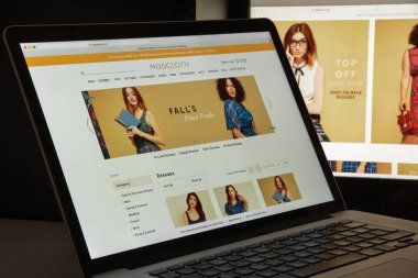 Milan, İtalya - 10 Ağustos 2017: Modcloth Web sitesi ana. Bu bir Amerikan online perakendeci indie ve vintage ilham Bayan giyim. Modcloth logosu görünür.