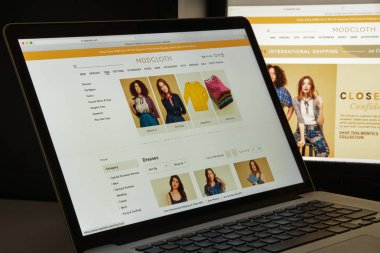Milan, İtalya - 10 Ağustos 2017: Modcloth Web sitesi ana. Bu bir Amerikan online perakendeci indie ve vintage ilham Bayan giyim. Modcloth logosu görünür.