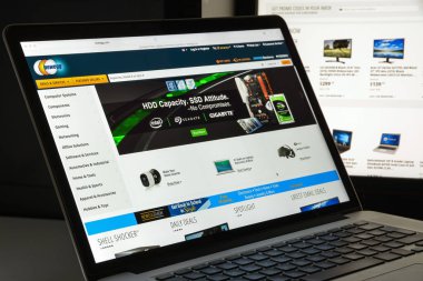 Milan, İtalya - 10 Ağustos 2017: Newegg Web sitesi ana. Bu bir
