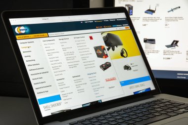 Milan, İtalya - 10 Ağustos 2017: Newegg Web sitesi ana. Bu bir