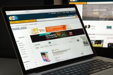 Milan, İtalya - 10 Ağustos 2017: Newegg Web sitesi ana. Bu bir