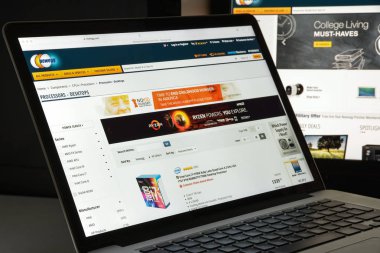 Milan, İtalya - 10 Ağustos 2017: Newegg Web sitesi ana. Bu bir