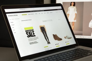 Milan, İtalya - 10 Ağustos 2017: Nordstrom Web sitesi ana. Bunu ben