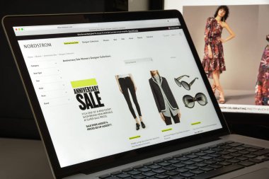 Milan, İtalya - 10 Ağustos 2017: Nordstrom Web sitesi ana. Bunu ben