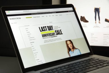 Milan, İtalya - 10 Ağustos 2017: Nordstrom Web sitesi ana. Bunu ben