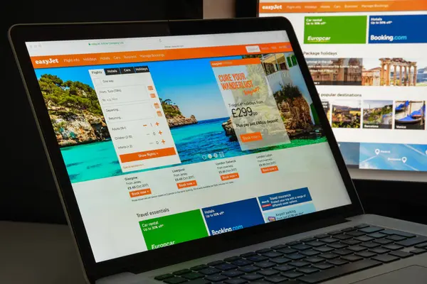 Milan, İtalya - 10 Ağustos 2017: Easyjet Web sitesi ana. Bu — Stok fotoğraf