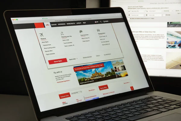 Milan, İtalya - 10 Ağustos 2017: Emirlikleri uçuşlar Web sitesi homepag