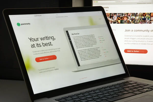 Milan, İtalya - 10 Ağustos 2017: Grammarly Web sitesi ana. Gra