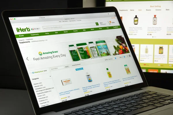 Milan, İtalya - 10 Ağustos 2017: Iherb.com Web sitesi ana. Bak