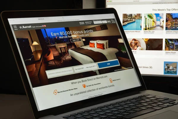 ミラノ, イタリア - 2017 年 8 月 10 日: マリオットのウェブサイトのホームページ。フランチャイズ ホテルの広範なポートフォリオを管理しアメリカの多国籍多様なホスピタリティ企業です。マリオット ロゴ表示. — ストック写真
