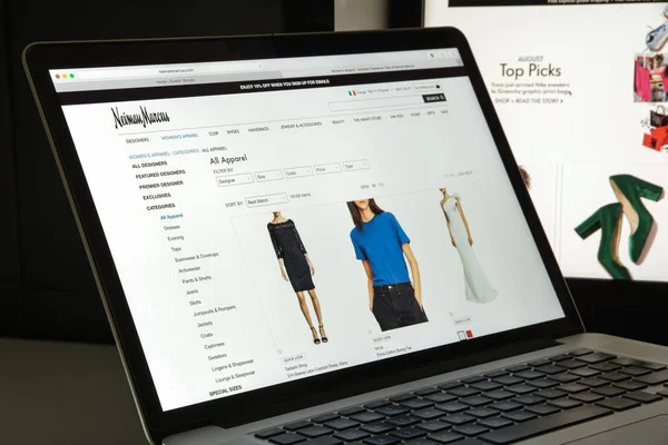 Milan, İtalya - 10 Ağustos 2017: Neiman Marcus Web sitesi ana sayfa. 
