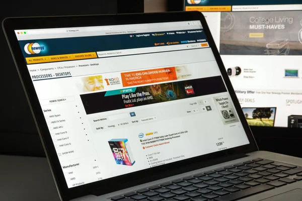 Milan, İtalya - 10 Ağustos 2017: Newegg Web sitesi ana. Bu bir