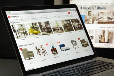 Milan, İtalya - 10 Ağustos 2017: Fazla stok Web sitesi ana. Bunu ben