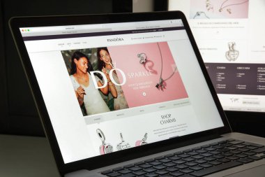Milan, İtalya - 10 Ağustos 2017: Pandora Web sitesi ana. Bu 