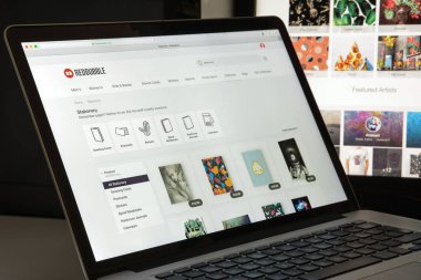 Milan, İtalya - 10 Ağustos 2017: Redbubble Web sitesi ana. Bunu ben