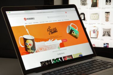 Milan, İtalya - 10 Ağustos 2017: Redbubble Web sitesi ana. Bunu ben