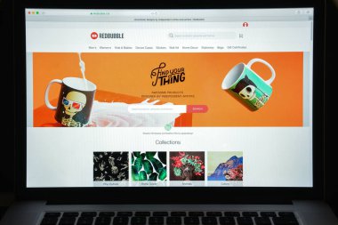 Milan, İtalya - 10 Ağustos 2017: Redbubble Web sitesi ana. Bunu ben