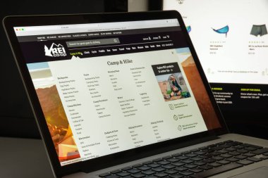 Milan, İtalya - 10 Ağustos 2017: Rei Web sitesi ana. Rei logo v