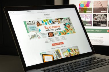 Milan, İtalya - 10 Ağustos 2017: Smilebox.com Web sitesi ana. Smilebox logosu görünür.