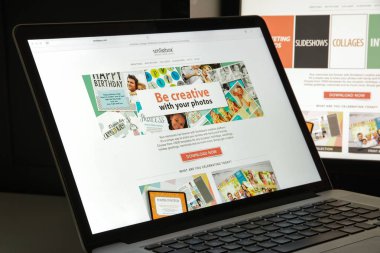 Milan, İtalya - 10 Ağustos 2017: Smilebox.com Web sitesi ana. Smilebox logosu görünür.
