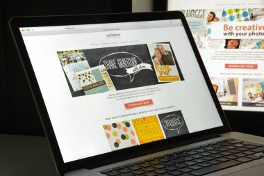 Milan, İtalya - 10 Ağustos 2017: Smilebox.com Web sitesi ana. Smilebox logosu görünür.