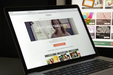 Milan, İtalya - 10 Ağustos 2017: Smilebox.com Web sitesi ana. Smilebox logosu görünür.