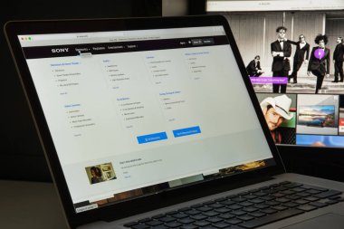 Milan, İtalya - 10 Ağustos 2017: Sony Web sitesi ana. Bir J olduğunu
